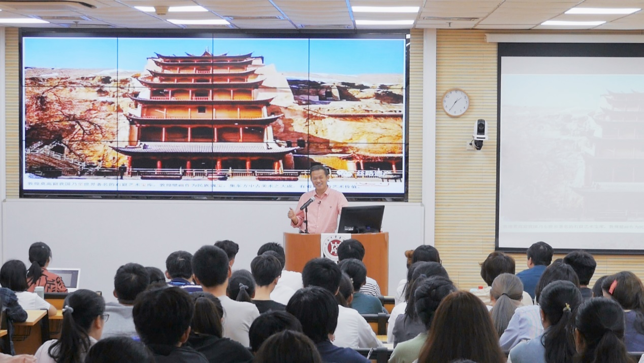 讲座期间,王兴伊引经据典,深入浅出,向学生展示了